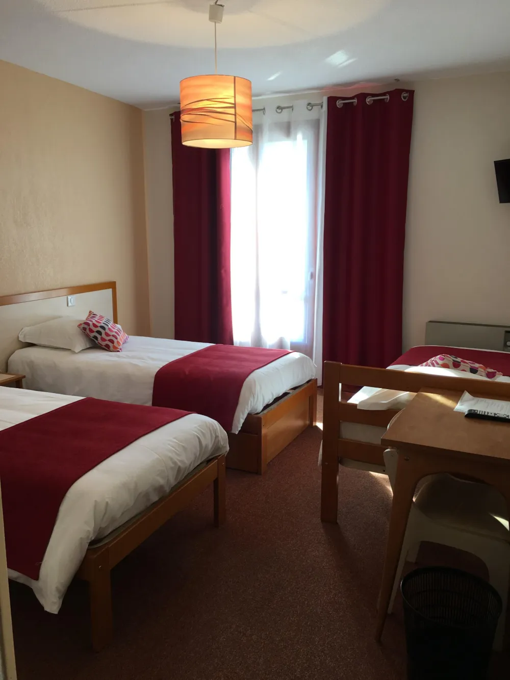 Chambre - Chambre 3 Lits En 90 - Camping Les CERISIERS - Hôtel le Vallon