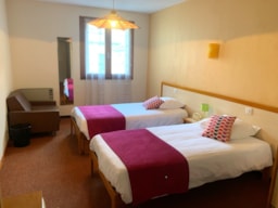 Zimmer - Zimmer Mit 2 Einzelbetten - - Camping Les CERISIERS - Hôtel le Vallon
