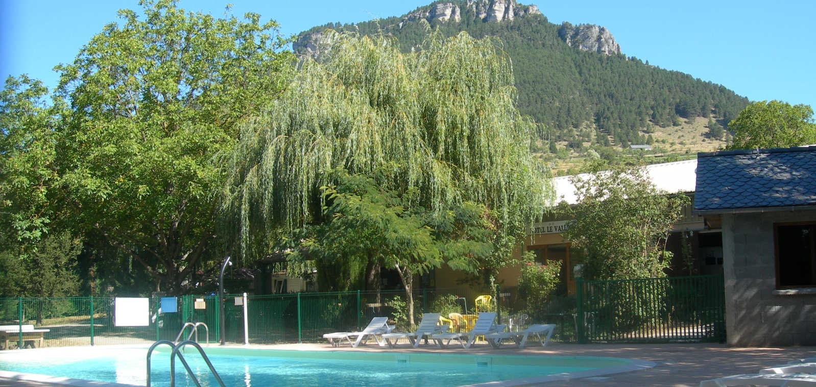 Camping Les CERISIERS - Hôtel le Vallon — Foto 3