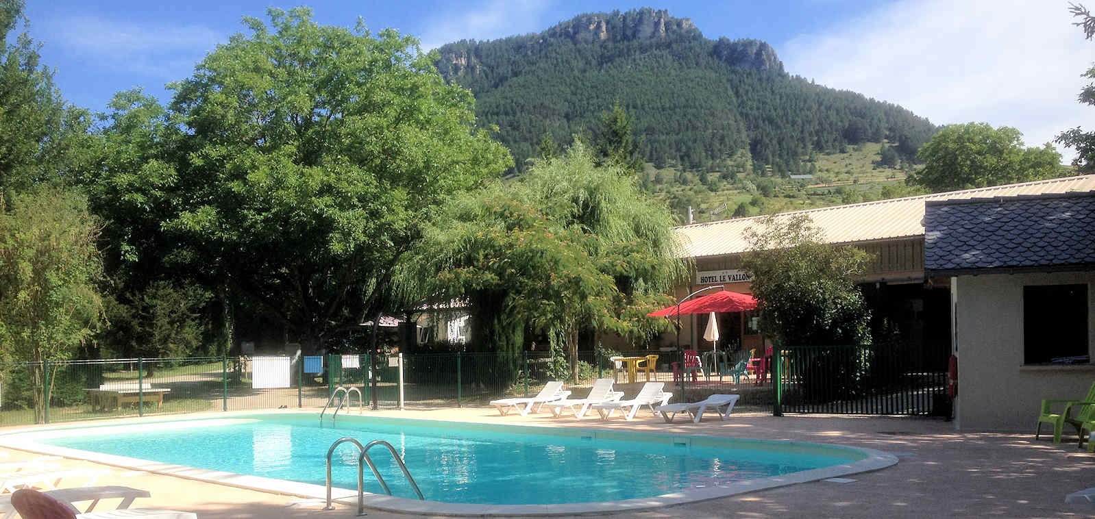 Camping Les CERISIERS - Hôtel le Vallon — Foto 1