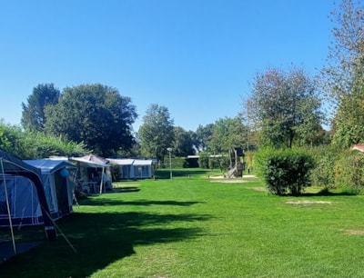 Pitch Comfort - electricity 10A / car / small tent / water and drainage point / TV, Wifi / taxes included