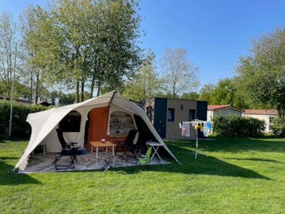Comfort pitch with private sanitary facilities