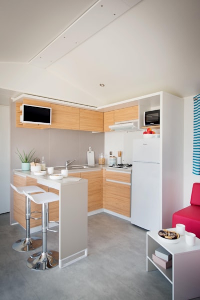 Chalet 4L with lounge sofa and a separate dining table — 3