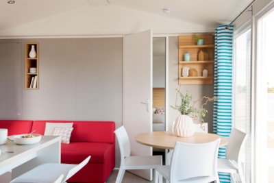 Chalet 4L with lounge sofa and a separate dining table — 4