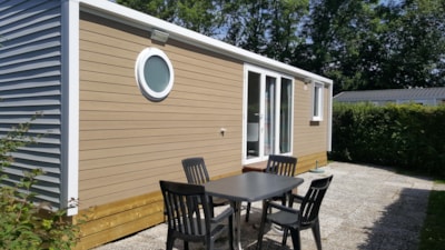 Chalet 4L with lounge sofa and a separate dining table — 1