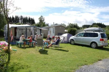 Stellplatz - Komfortplatz 150 M² Mit Privatsanitär (Inkl. 2 Pers. + 10A+6A Elektrizität) - Camping Hohenbusch