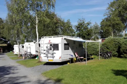 Emplacement Camping-Car 100 M² (Incl. 2 Pers. + 10A Électricité)