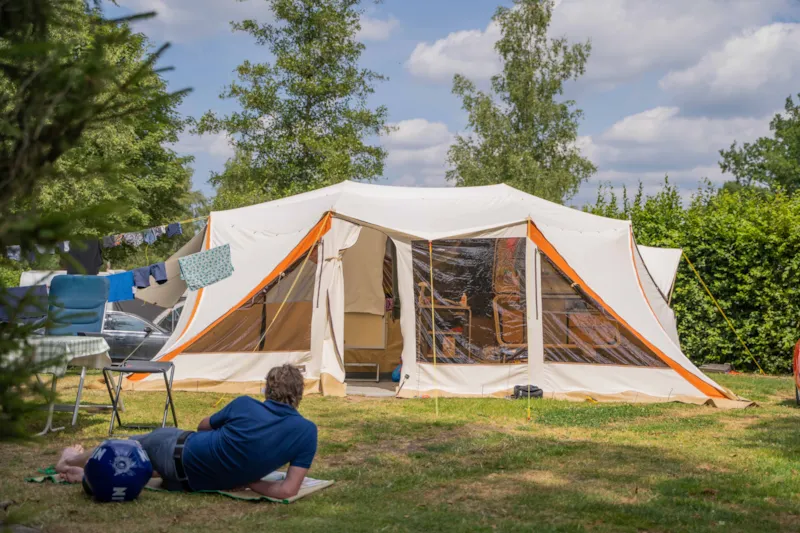 Emplacement Confort 150 M² (Incl. 2 Pers. + 16A Électricité)