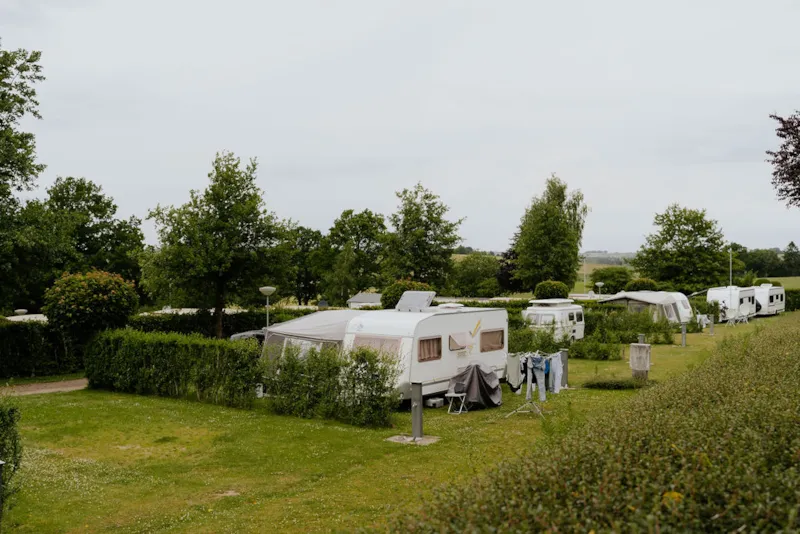 Emplacement Confort 150 M² (Incl. 2 Pers. + 10A Électricité)