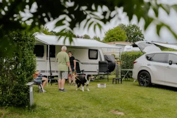 Emplacement - Emplacement Confort 150 M² (Incl. 2 Pers. + 10A Électricité) - Camping Hohenbusch