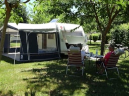 Kampeerplaats(en) - Standplaats Met Elektriciteit (Auto + Warm Water) - Flower Camping l'Echo du Malpas