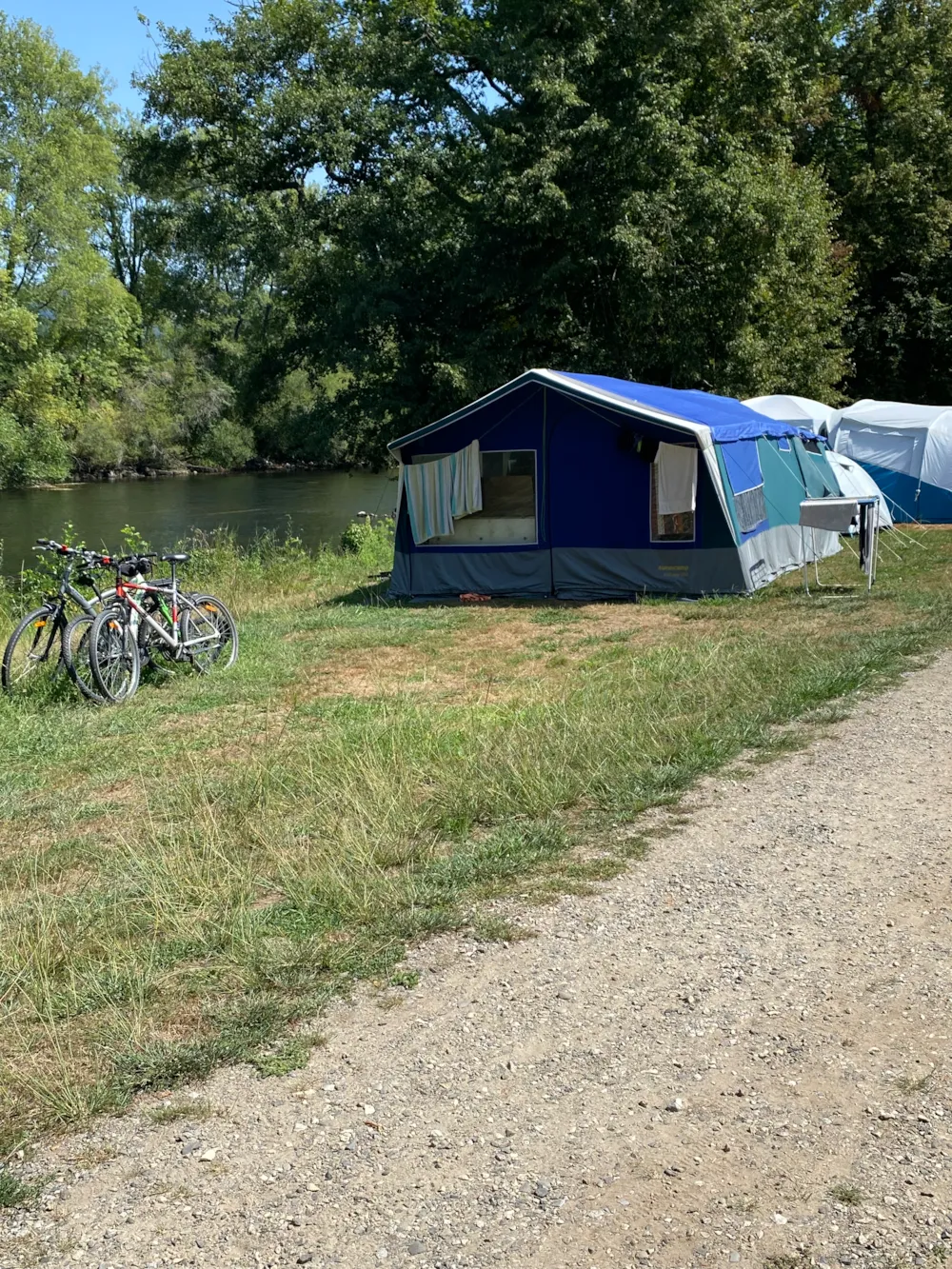 Emplacement - Forfait Privilège Bord De Rivière (10A) - Flower Camping l'Echo du Malpas
