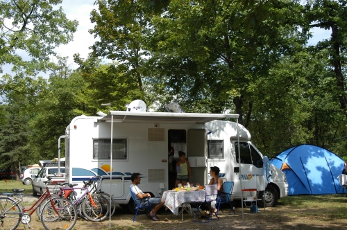 Kampeerplaats - Pakketprijs Privilege (Gcc) 120M²: Kampeerplaats +Caravan Of Tent +Voertuig / Kampeerauto + Elektriciteit + Water - Camping Saint Disdille