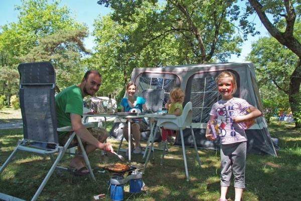 Kampeerplaats - Pakketprijs Confort 100M²: Kampeerplaats +Caravan Of Tent +Voertuig / Kampeerauto + Elektriciteit - Camping Saint Disdille