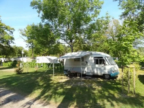 Stellplatz - Privilegierter Stellplatz (Gcc) ~120M²: Stellplatz + Wohnwagen Oder Zelt Oder Wohnmobil+Auto+Strom - image n°4 - Camping Saint Disdille