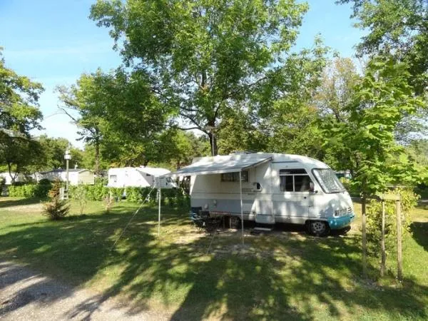 Emplacement Privilège (Gcc) >120M² : Emplacement + Caravane Ou Tente + Voiture Ou Camping-Car + Élec