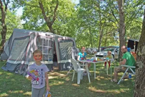 Emplacement - Stellplatz Confort ~100 m²: Stellplatz + Wohnwagen oder Zelt oder Wohnmobil + Auto + Strom - Camping Saint Disdille
