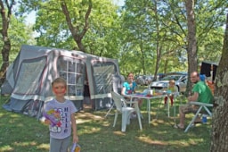 Kampeerplaats(en) - Pakketprijs Confort >100M²: Kampeerplaats +Caravan Of Tent +Voertuig / Kampeerauto + Elektriciteit - Camping Saint Disdille