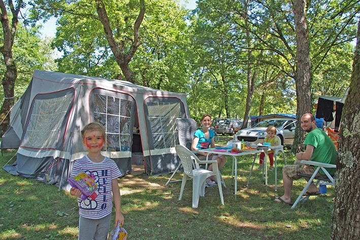 Forfait Confort 100m²: piazzola +roulotte o tenda +auto / camper + elettricità