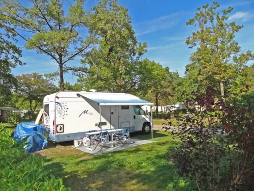 Stellplatz - Privilegierter Stellplatz (Gcc) ~120M²: Stellplatz + Wohnwagen Oder Zelt Oder Wohnmobil+Auto+Strom - image n°1 - Camping Saint Disdille
