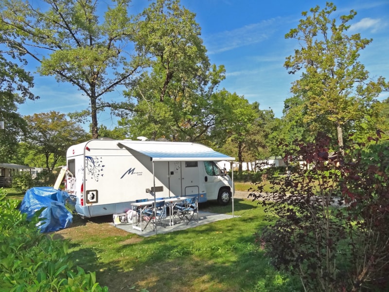 Emplacement Privilège (GCC) >120m² : emplacement + caravane ou tente + voiture ou camping-car + élec