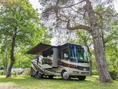 Stellplatz - Privilegierter Stellplatz (Gcc) ~120M²: Stellplatz + Wohnwagen Oder Zelt Oder Wohnmobil+Auto+Strom - image n°2 - Camping Saint Disdille