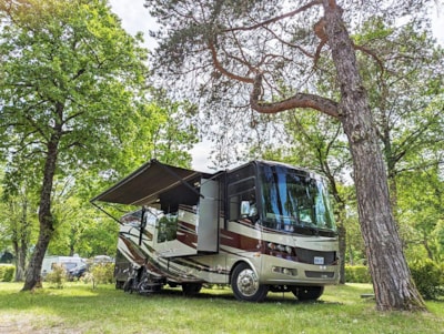 Privilege pitch (GCC) ~120m²: pitch + caravan or tent or motorhome + car + elec.