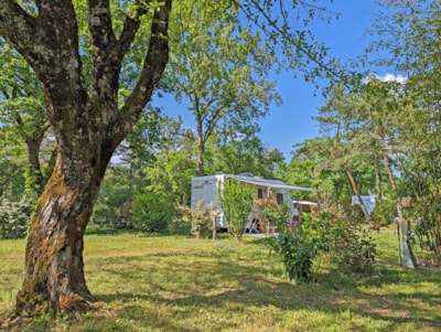 Privilege pitch (GCC) ~120m²: pitch + caravan or tent or motorhome + car + elec.