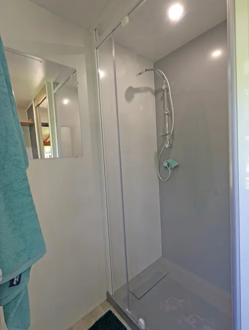 Stellplatz - Premium-Paket Ca. 120 M² Mit Eigenem Bad, Küchenbereich Und Überdachter Terrasse (Kein Schlafzimmer) - image n°8 - Camping Saint Disdille