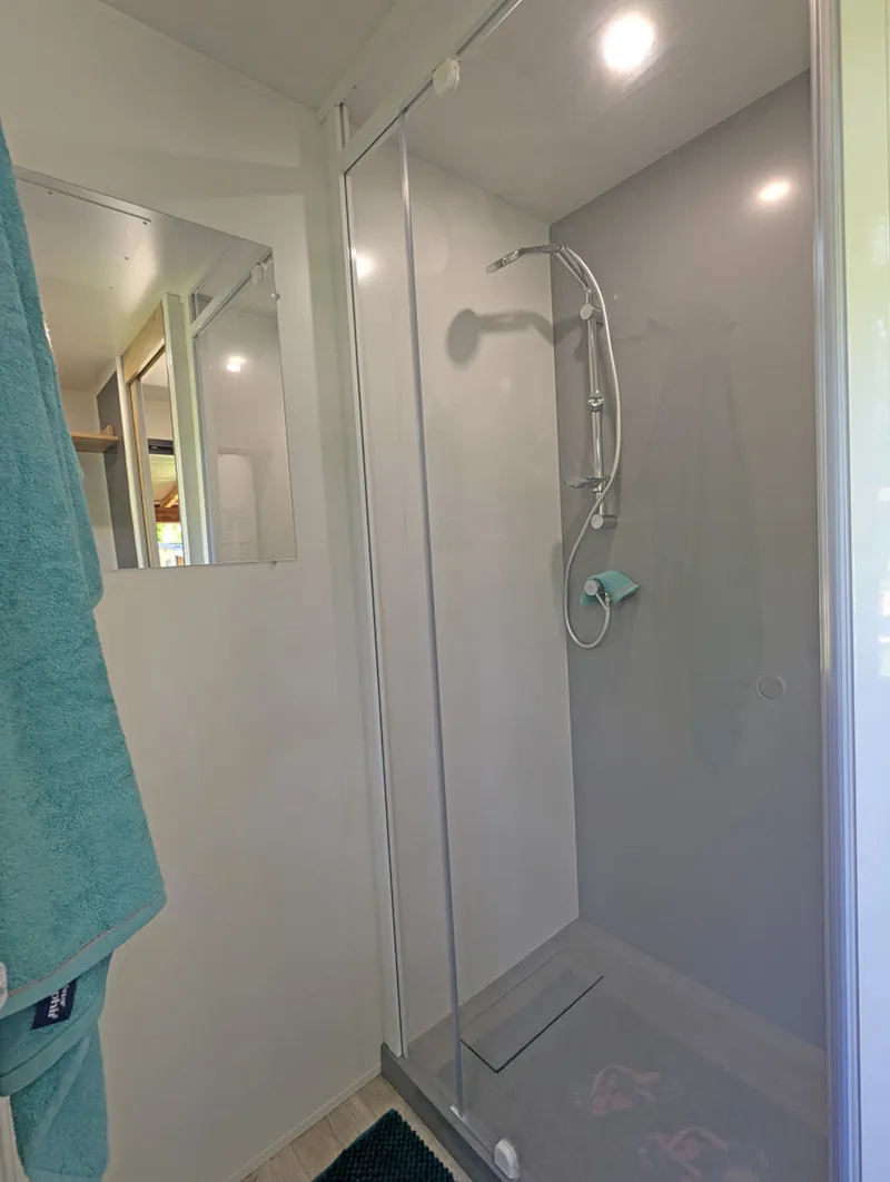 Emplacement Premium ~ 120 M² Avec Sanitaire Privé, Kitchenette Et Terrasse Couverte.