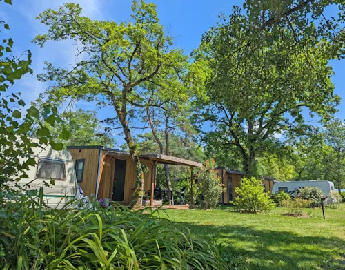 Stellplatz - Premium-Paket Ca. 120 M² Mit Eigenem Bad, Küchenbereich Und Überdachter Terrasse (Kein Schlafzimmer) - image n°6 - Camping Saint Disdille