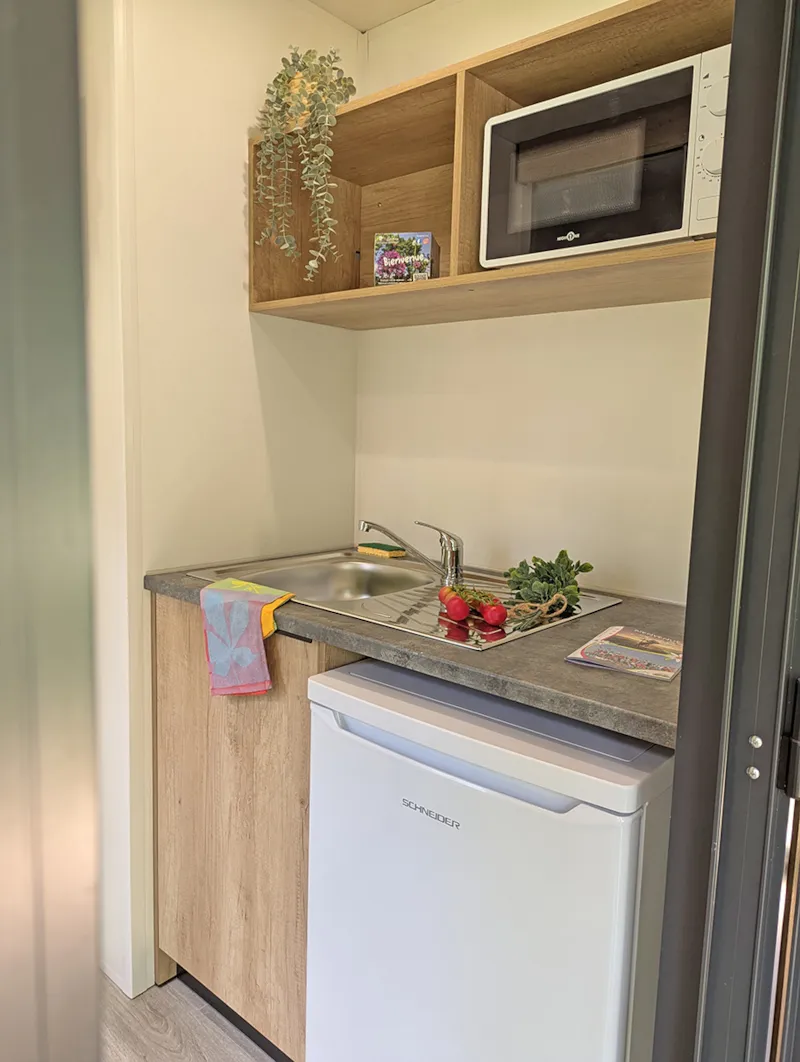 Emplacement Premium ~ 120 M² Avec Sanitaire Privé, Kitchenette Et Terrasse Couverte.