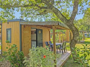 Emplacement - Premium-Paket ca. 120 m² mit eigenem Bad, Küchenbereich und überdachter Terrasse (Kein Schlafzimmer) - Camping Saint Disdille