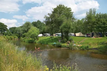 Stellplatz - Stellplatz On The River - Camping de Chênefleur