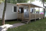 Casa Mobile Bora Bora Con Terrazza In Legno Coperta, Tavola E Sedie Da Giardino. Casa Mobile Bora Bora Con Terrazza In Legno Coperta, Tavola E Sedie Da Giardino.