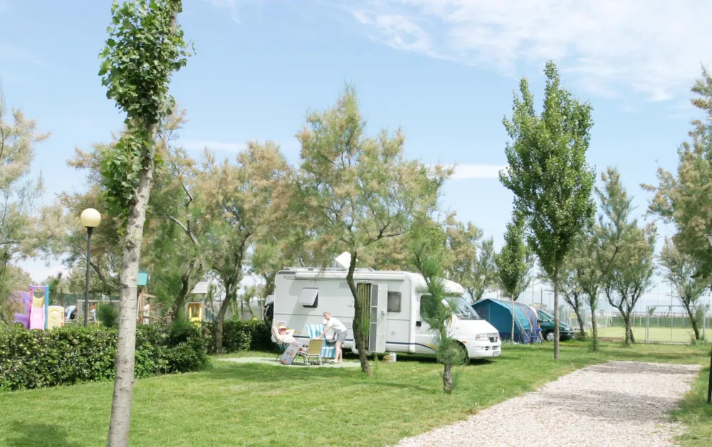 Standplaats, tent, caravan og camper en auto of camper