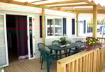 Casa Mobile Space Con Terrazza In Legno Coperta Con Tavolo E Sedie Da Giardino Casa Mobile Space Con Terrazza In Legno Coperta Con Tavolo E Sedie Da Giardino