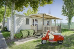 Mobil Home Bora Bora Superior With Wooden Covered Terrace, Garden Table And Chairs.