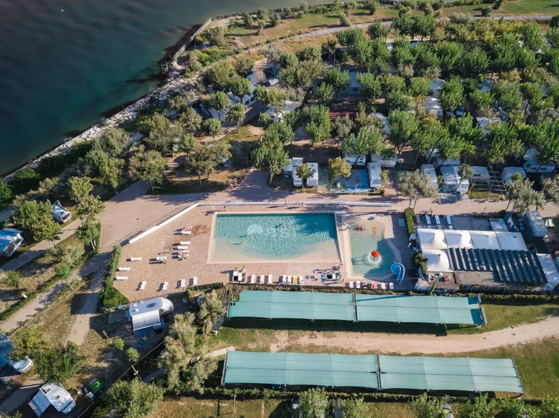 Emplacement Tente, Caravane, Camping-Car Et Voiture