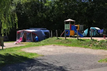 Stellplatz - Pauschale Stellplatz Confort  > 120 M² Mit Strom + Voiture - Camping Du Bois De Reveuge
