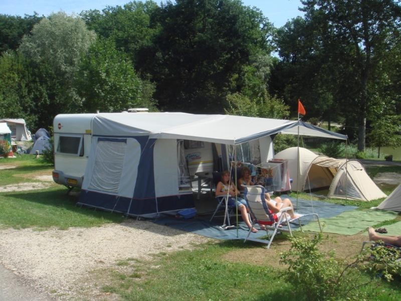 Package pitch 80-100 m² with electricity + car