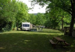 Parcela - Camping Pitch Including 1 Person And One Vehicle - Camping Ruisseau du Treil