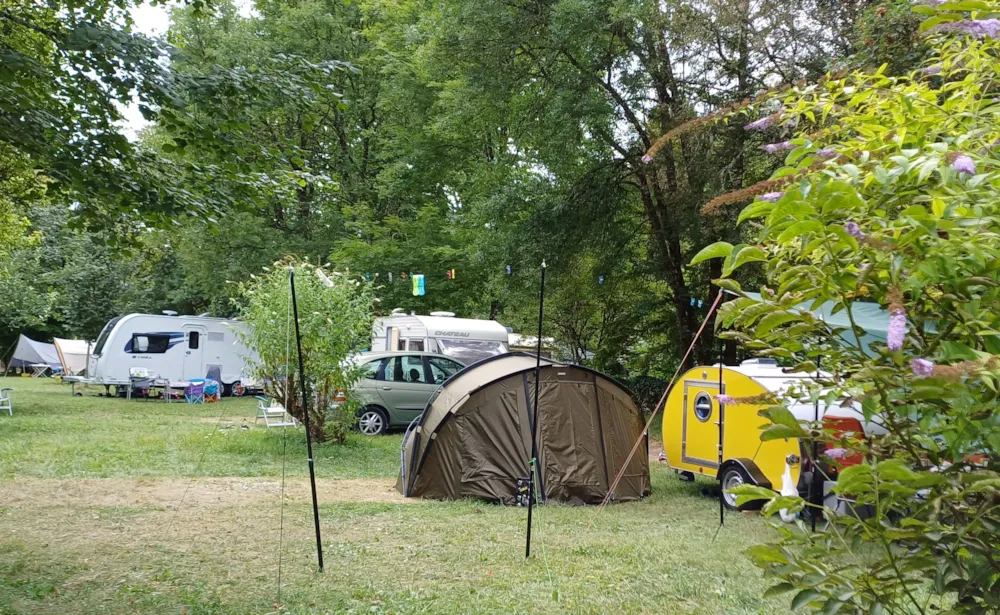 Standardstellplatz – Beinhaltet 1 Erwachsenen Und 1 Fahrzeug