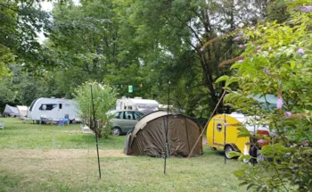 Stellplatz - Standardstellplatz – Beinhaltet 1 Erwachsenen Und 1 Fahrzeug - Camping Ruisseau du Treil