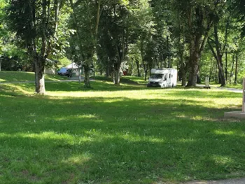 Stellplatz - Stellplatz + 1 Auto/ Van + 1 Zelt - Camping Les Tilleuls