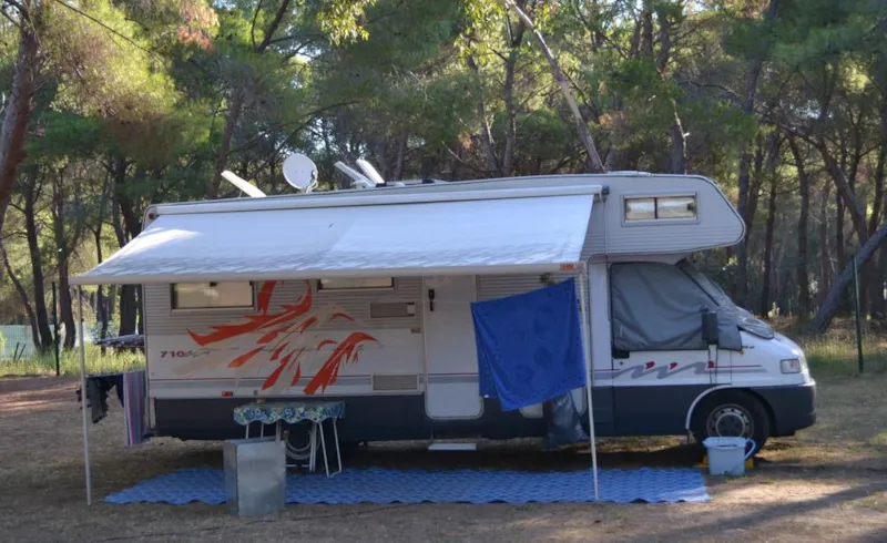 Emplacement Camping-Car Avec Sanitaires Individuels