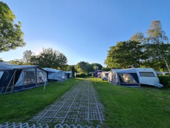 Stellplatz - Comfort Platz Wohnwagen  (Gepflasterte Fläche, Wasseranschluss Und Entwässerung) - Delftse Hout