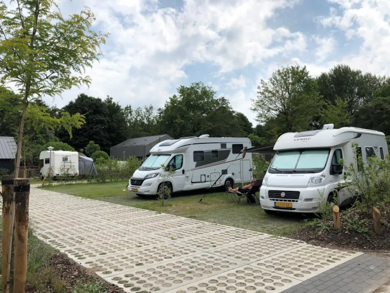 Emplacement Confort Camping-Car (Surface Pavée, Eau Et Drainage)