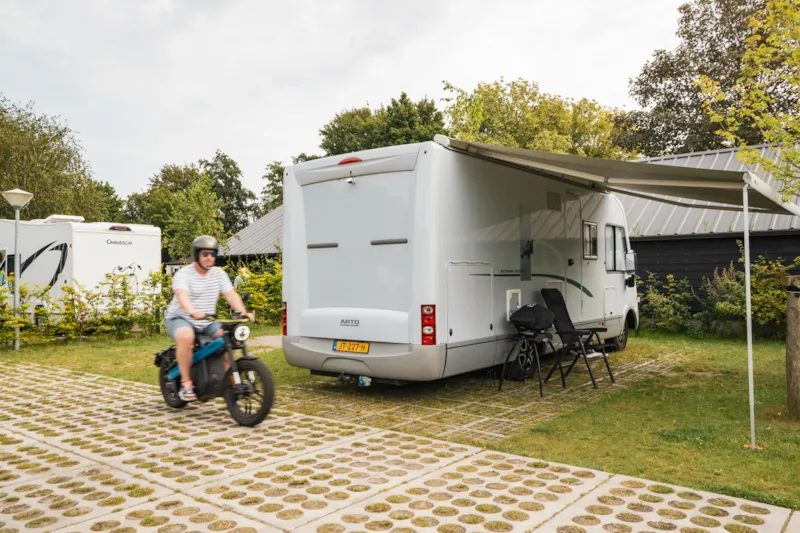 Emplacement Confort Camping-Car (Surface Pavée, Eau Et Drainage)