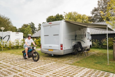 Comfort motorhome pitches (paved surface, water supply and drainage) — 4